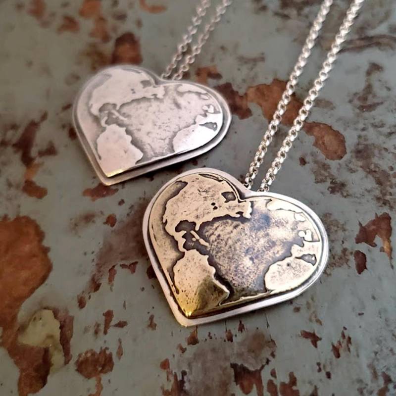 Welt Herz Halskette in Silber Oder Messing Und Welt Herz Halskette in Silber Oder Messing Und von adornandconquer