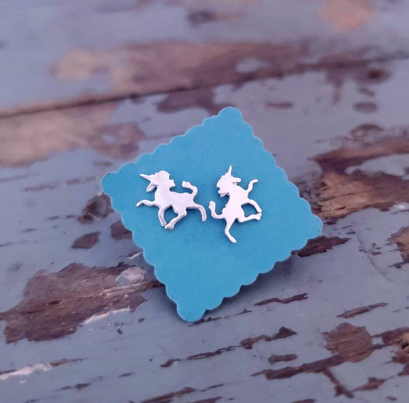 Winzige Einhorn Ohrringe Winzige Einhorn Ohrringe von adornandconquer