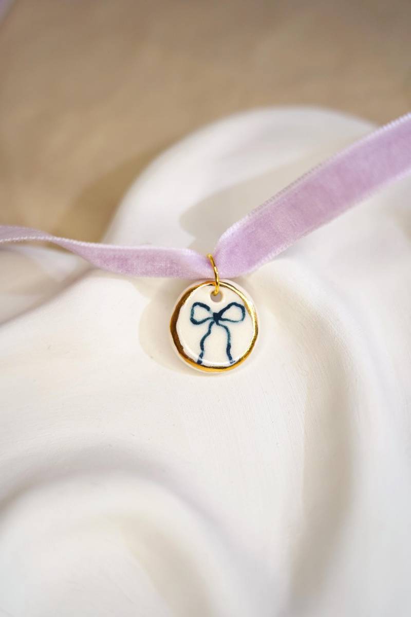 Keramik Charm Aus Porzellan Mit Goldfarbener Schleife von adornarecharms