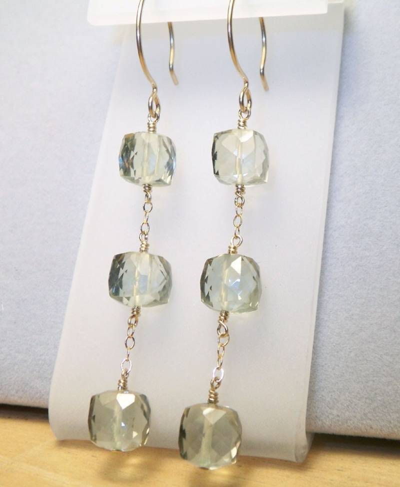Drei Grün Amethyst Facettierte Würfel Ohrringe von adornedbymoondust
