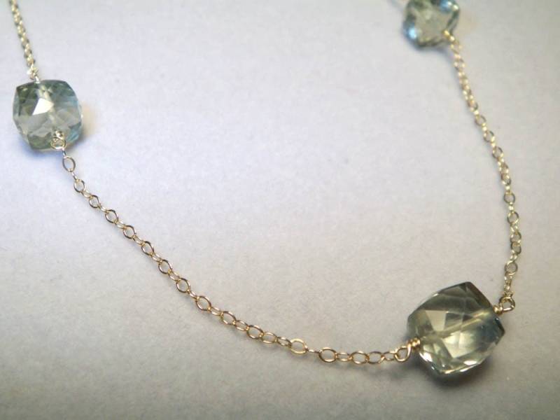 Grüne Amethystwürfel Schweben An Einer Goldgefüllten Kette Grüne Amethystwürfel Schweben An Einer Goldgefüllten Kette von adornedbymoondust