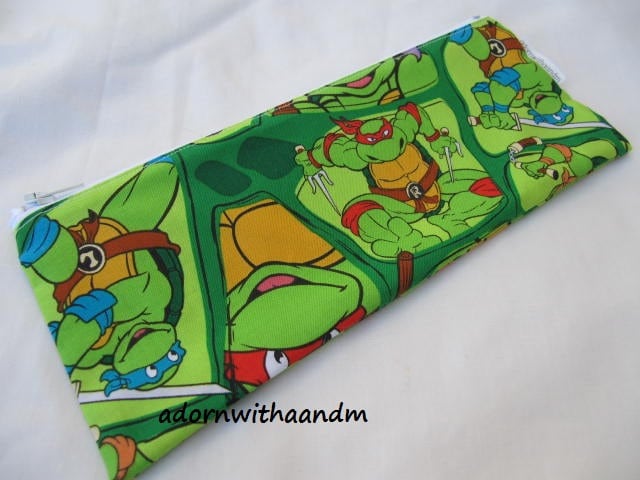 Federmäppchen Aus Viacom's Teenage Mutant Ninja Turtle Stoff, Reißverschlusstasche, Schulzubehör, Homeschooling, Stiftetäschchen Federmäppchen Aus Viacom's Teenage Mutant Ninja Turtle Stoff, Reißverschlusstasche, Schulzubehör, Homeschooling, Stiftetäschchen von adornwithaandm