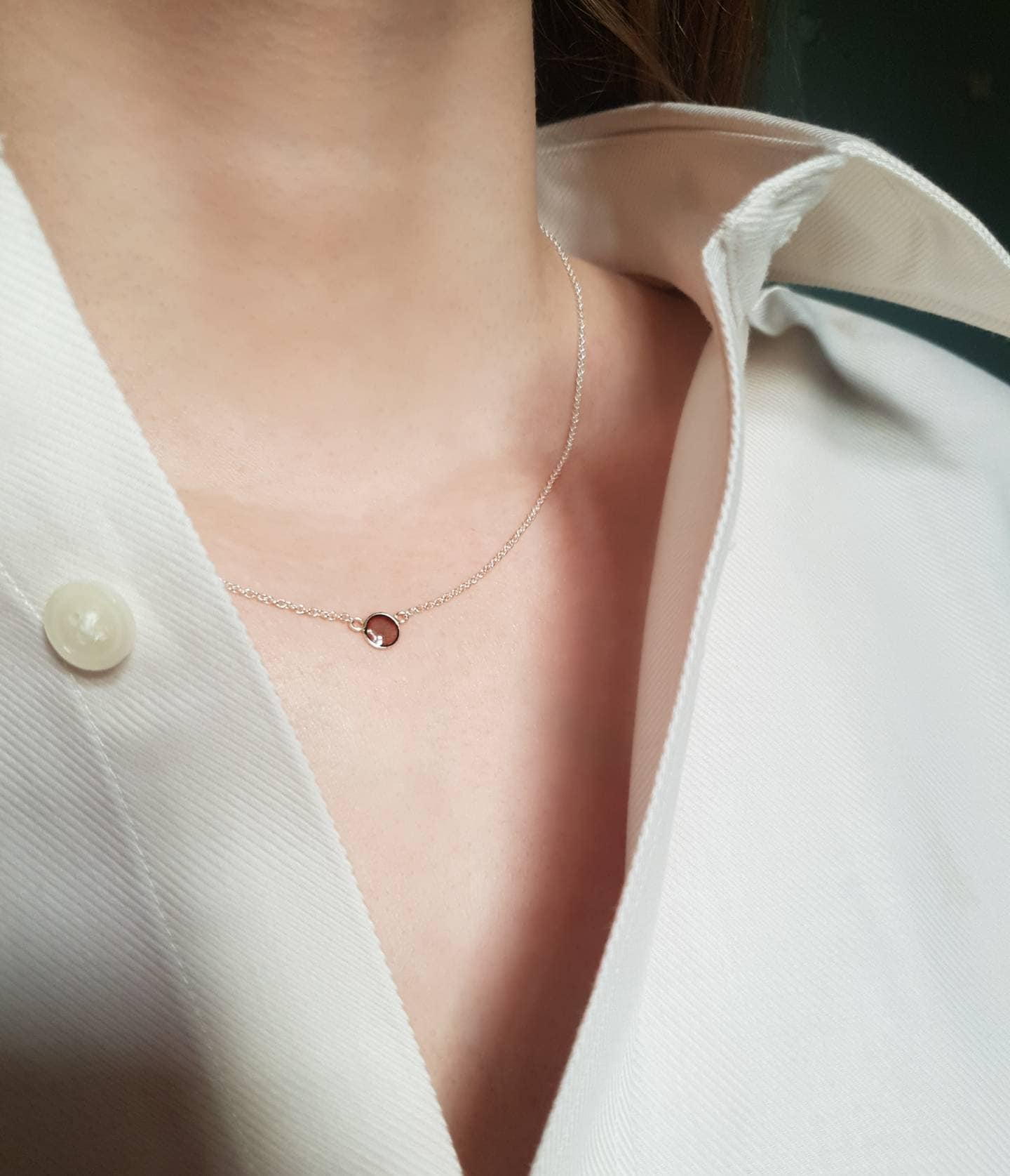 Graue Kreis Halskette - Durchscheinende Charm Einfache Minimal Und Winzig Graue Kreis Halskette - Durchscheinende Charm Einfache Minimal Und Winzig von aegodesigns