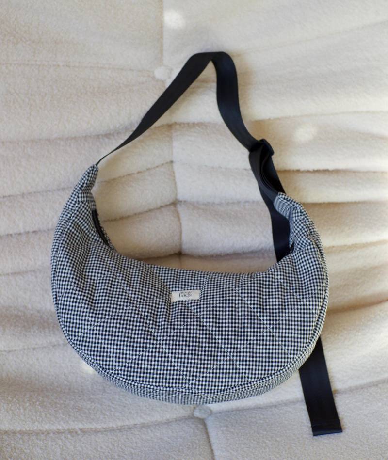 Gesteppte Crossbody Tasche Schwarz Weiß Kariert | Moon Bag Gingham Halbmond Handtasche Mit Verstellbarem Gurt Vichy Karo von aenybags