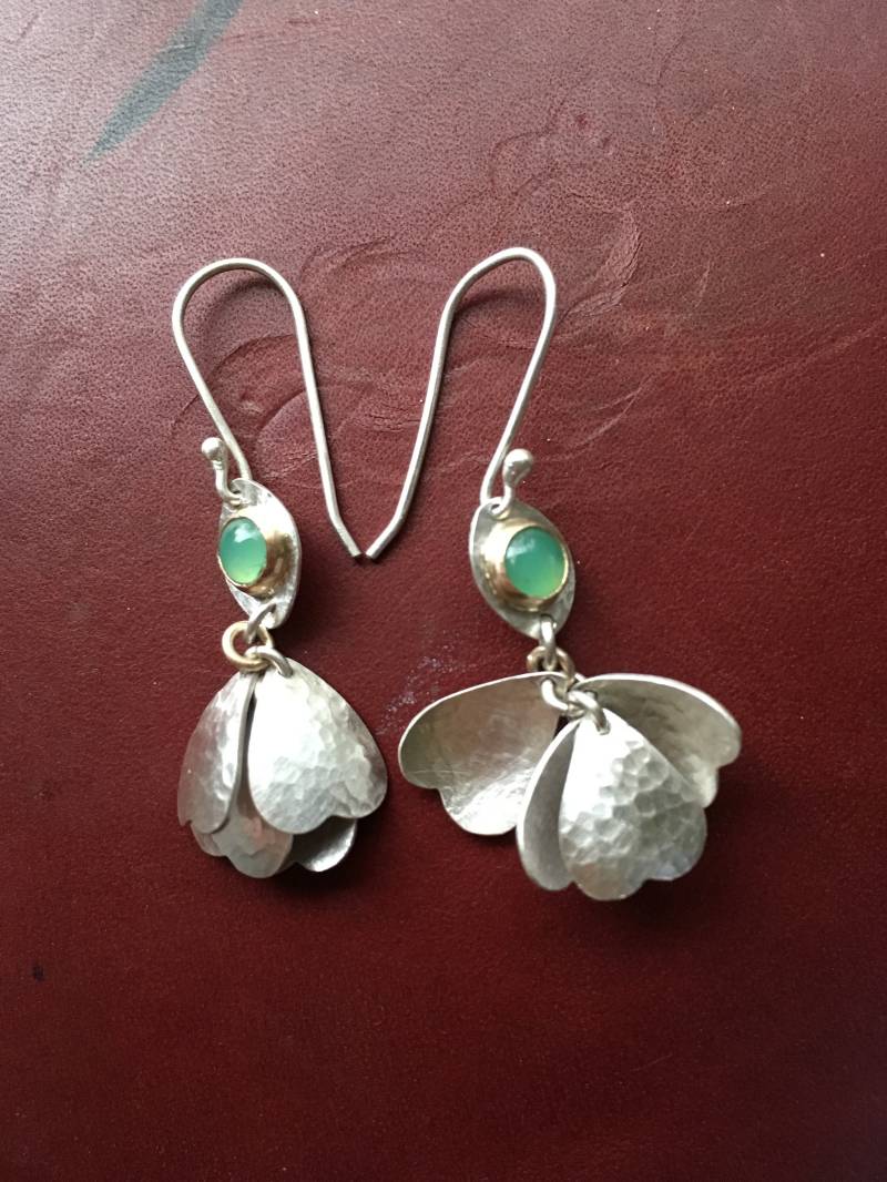 Silber Ohrringe Mit Gold, Chrysopras Und Gehämmert Blütenblätter Silber Ohrringe Mit Gold, Chrysopras Und Gehämmert Blütenblätter von aespinosamm