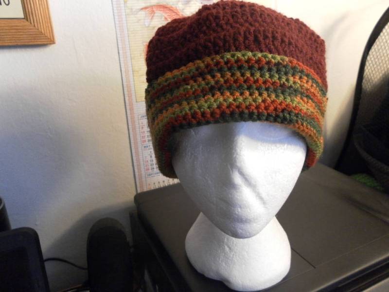 Burgunderrot + Im Herbst - Handgehäkelte Mütze von afghansbyeunice