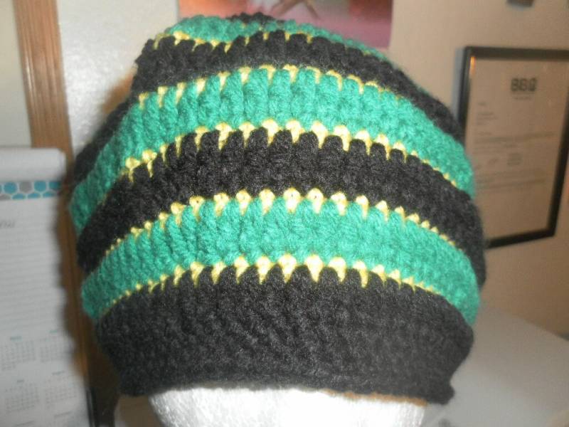 Schwarz Und Grün + Handgehäkelte Mütze, 23 cm Tief, 26 Breit von afghansbyeunice
