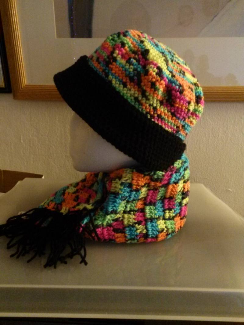 Schwarzlicht Mütze Und Schal - Glows in The Dark Kindergröße von afghansbyeunice