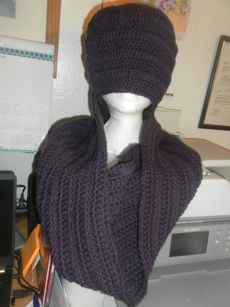 Tief Tiefe Trauben Beanie Und Infinity/Loop Schal - Handgehäkelt von afghansbyeunice