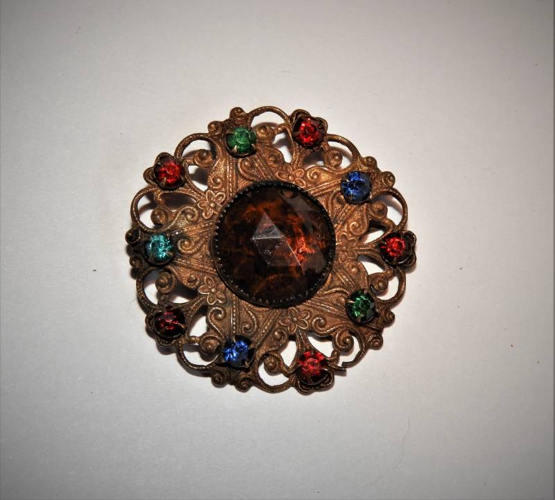 Edwardian Jeweled Pin, Gepresste Metallfarbene Strass Brosche, Vtg Kostüm Schmuck D 1, 25" von aflairfordrama