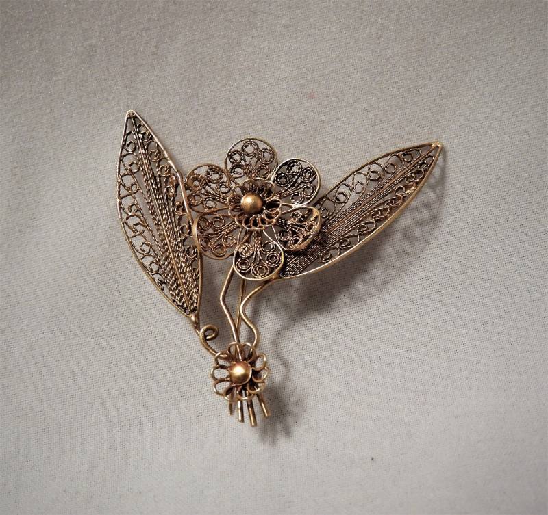 Vtg Filigrane Anstecknadel, Goldfarbene Detaillierte Blumen Pin H 4, 5 cm Vtg Filigrane Anstecknadel, Goldfarbene Detaillierte Blumen Pin H 4, 5 cm von aflairfordrama