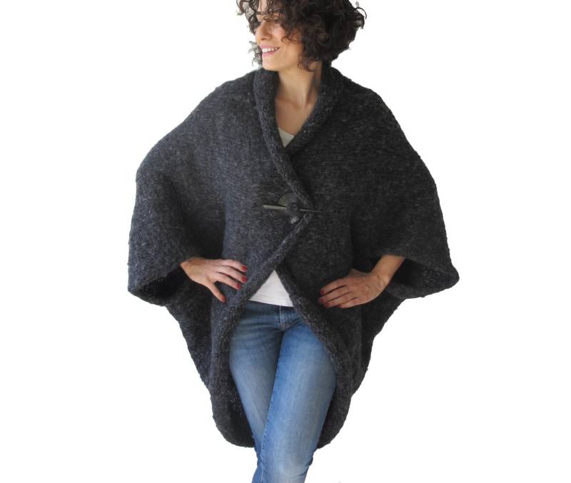 Plus Size Over Dunkelgrauer Wollmantel - Poncho Strickjacke von afra