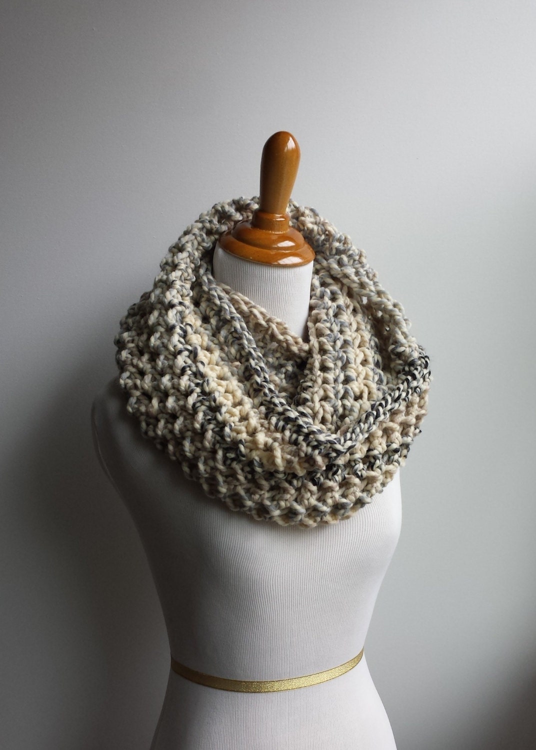 Handgestrickter Infinity Schal Aus Cremefarbener Wollmischung von afternoonowldesigns