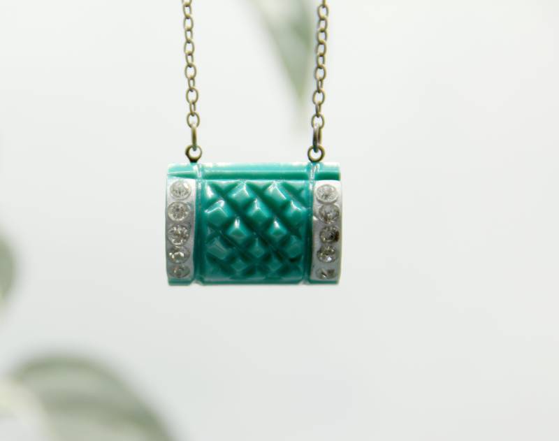 Treasure - Vintage Teal Zelluloid Und Strass Pin Halskette von agnesbaubles