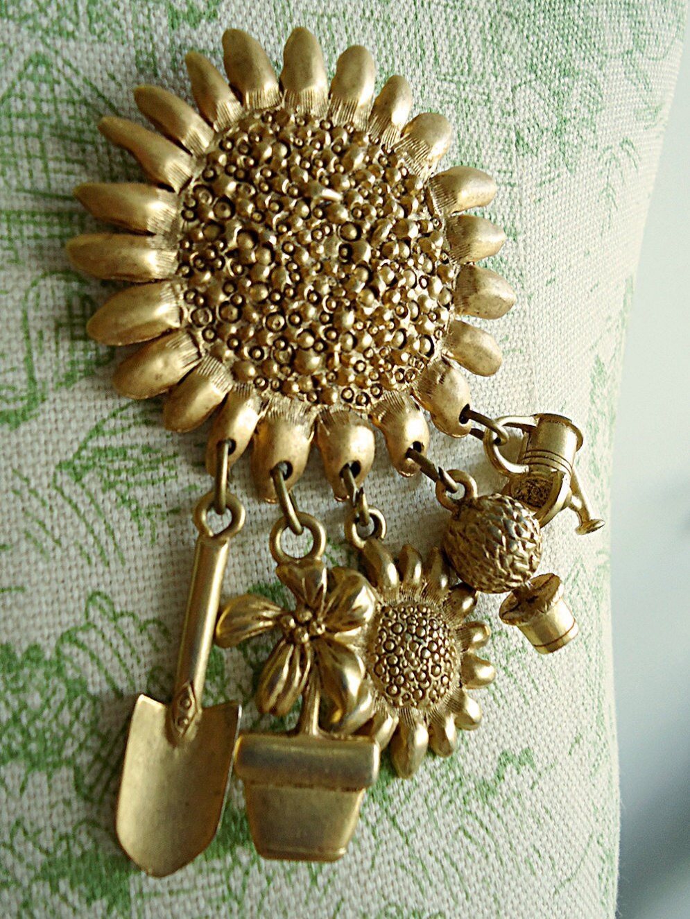 Sunflower's Gold Vintage Gold Ton Statement Pin Sonnenblume Gartenwerkzeuge Spaß Neuheit Brosche von agnestheowl