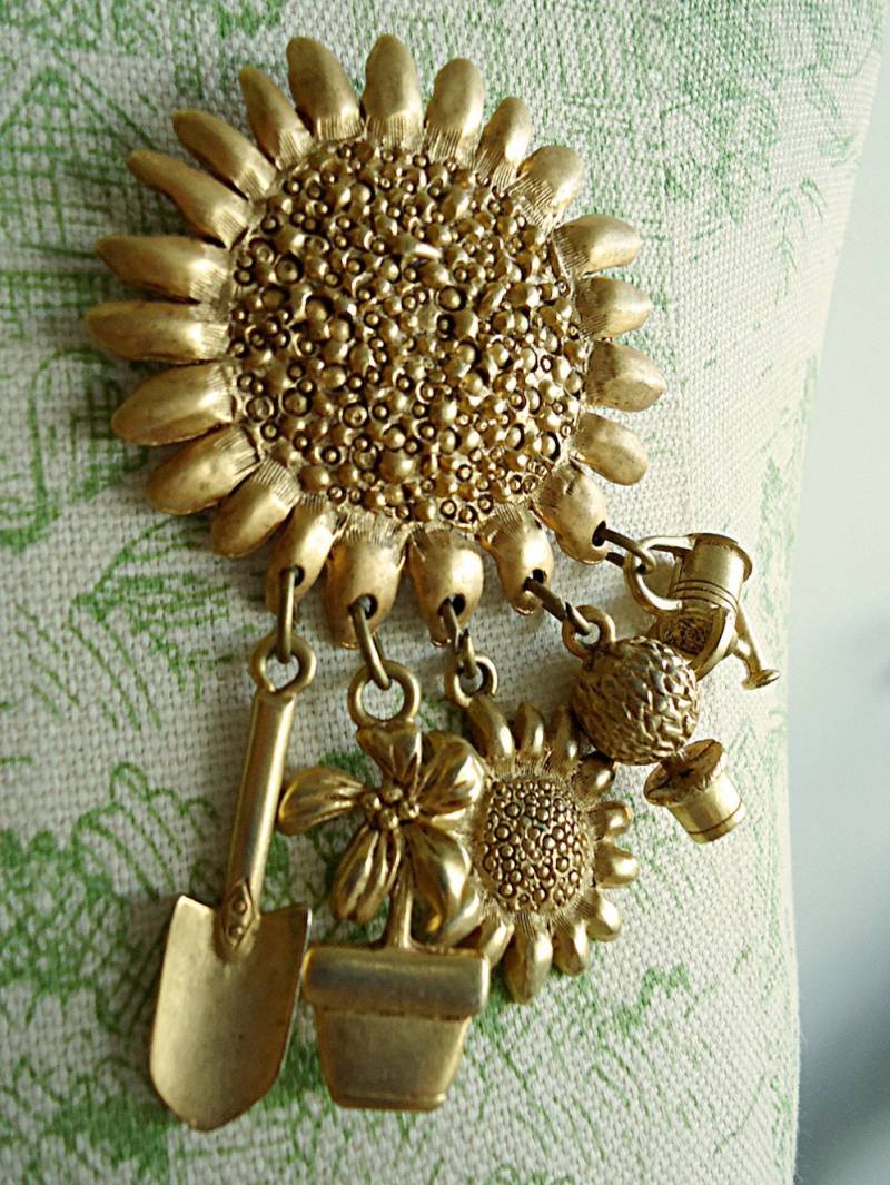 Sunflower's Gold Vintage Gold Ton Statement Pin Sonnenblume Gartenwerkzeuge Spaß Neuheit Brosche Sunflower's Gold Vintage Gold Ton Statement Pin Sonnenblume Gartenwerkzeuge Spaß Neuheit Brosche von agnestheowl