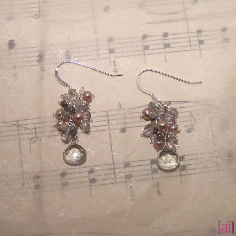 Ophélie - Iolite, Grau Topaz, Kristall Quarz, Grüner Amethyst, Aquamarin, Champagner Cz Und Perlen Ohrringe Ophélie - Iolite, Grau Topaz, Kristall Quarz, Grüner Amethyst, Aquamarin, Champagner Cz Und Perlen Ohrringe von aileen
