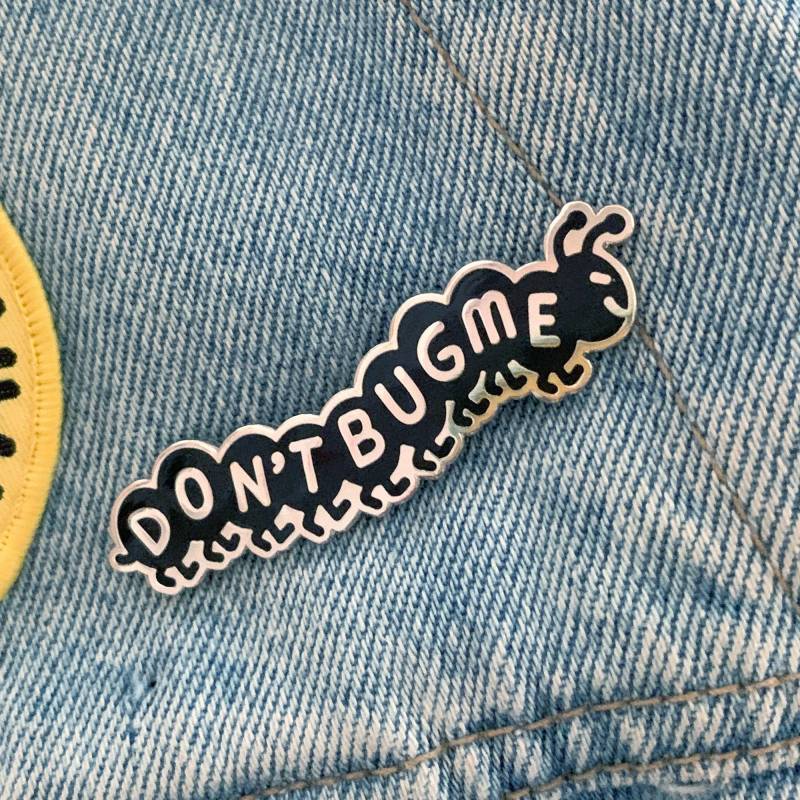 Don't Bug Me | Emaille Pin von aileyunSUPERSTORE