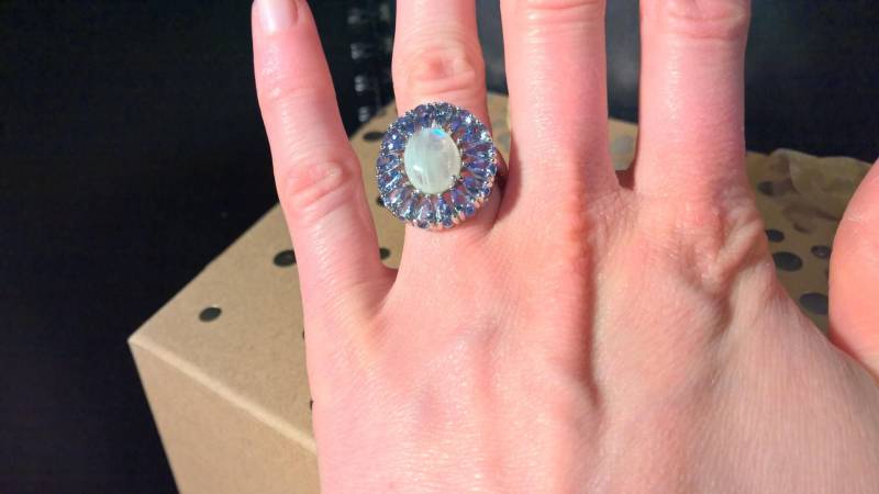 Auffällige Sterling Silber Statement Ring Mit Einem Zentralen Weißen Quarz, Umgeben Von 16 Blasses Lavendel Steine Auffällige Sterling Silber Statement Ring Mit Einem Zentralen Weißen Quarz, Umgeben Von 16 Blasses Lavendel Steine von ailiomcgill