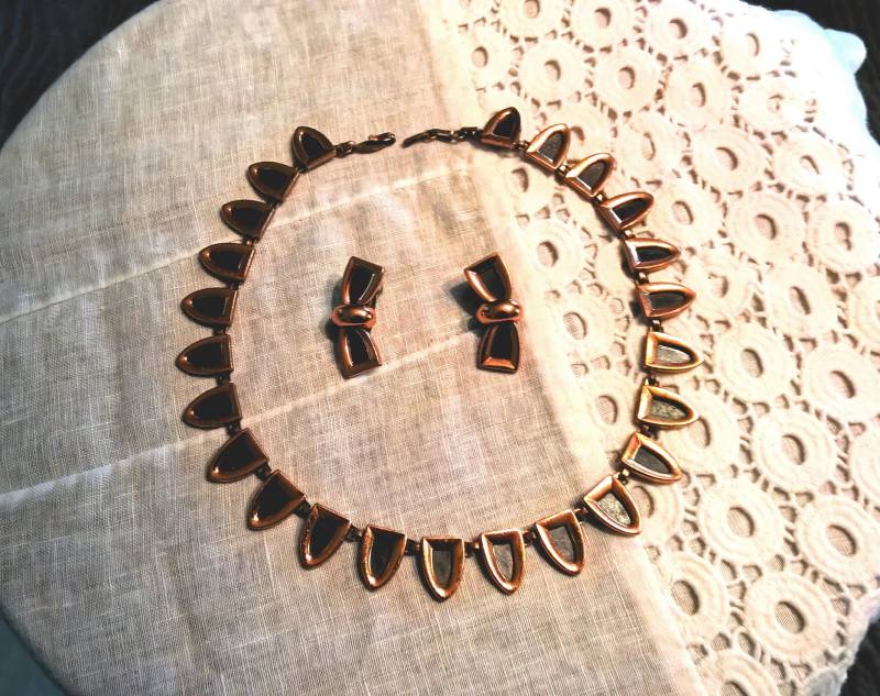 Renoir Halsband Und Passende Bogenförmige Ohrringe von ailiomcgill