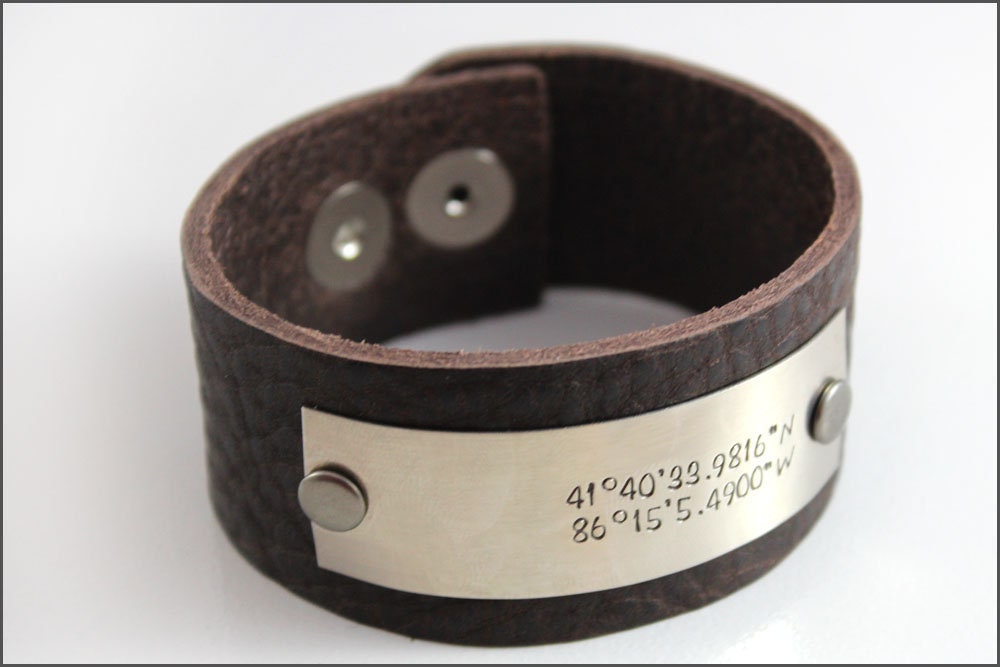 Personalisiertes Manschettenarmband Aus Leder Personalisierte Koordinaten, Robustes Herren Accessoire von akaoriginals