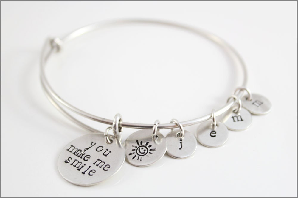 sterling Silber Oma Armreif Benutzerdefinierte Initial Charms, Sie Bringen Mich Zum Lächeln Schmuck von akaoriginals