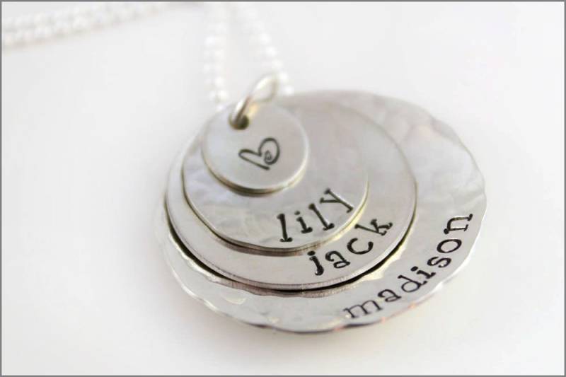 Drei Namen Gestapelt Halskette | Herz Design, Personalisiertes Geschenk Für Mama, Sterling Silber Drei Namen Gestapelt Halskette | Herz Design, Personalisiertes Geschenk Für Mama, Sterling Silber von akaoriginals