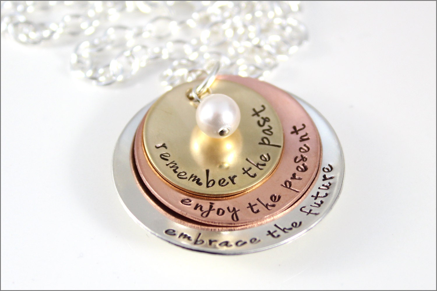 Gestapelte Halskette Aus Silber, Kupfer Und Gold | Erinnere Dich An Die Vergangenheit, Genieße Gegenwart, Umarme Zukunft, Geschenke Für Absolventen von akaoriginals