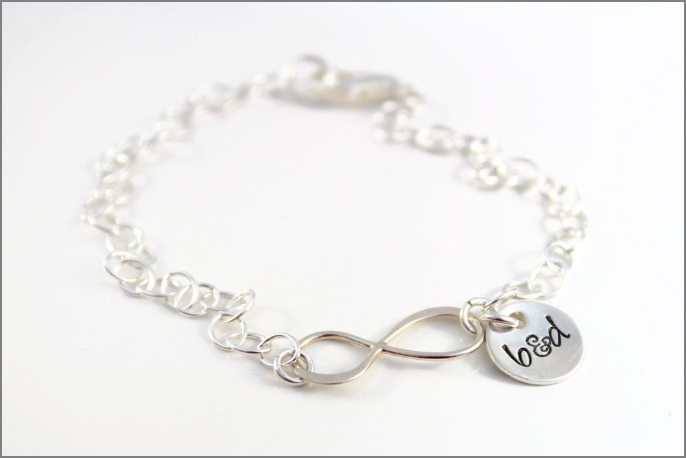 Paare Infinity Armband | Personalisierte Initialen Armband, Sterling Silber Jahrestag Schmuck, Benutzerdefinierte Geschenke Für Frau von akaoriginals