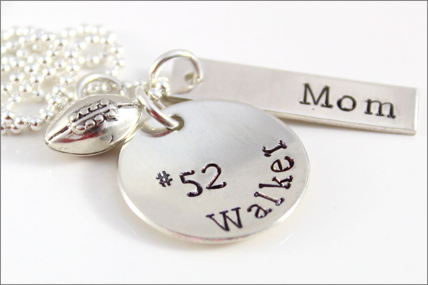 Personalisierte Fußball Mom Halskette | Benutzerdefinierte Name & Jersey Nummer, Sterling Silber Sport Schmuck, Charm von akaoriginals