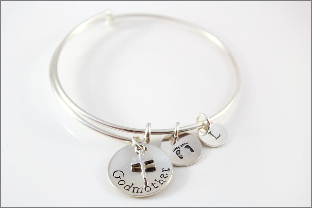 Personalisierter Patin-Armreif Aus Sterlingsilber Babyfüße & Initialanhänger von akaoriginals