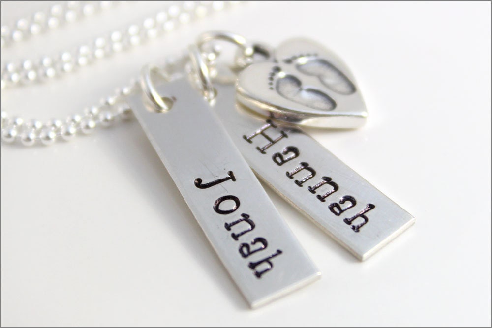 Personalisierte Sterling Silber Zwei Name Halskette Baby Feet Charm von akaoriginals