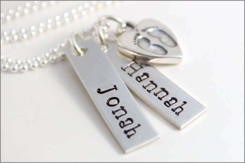 Personalisierte Sterling Silber Zwei Name Halskette Baby Feet Charm von akaoriginals
