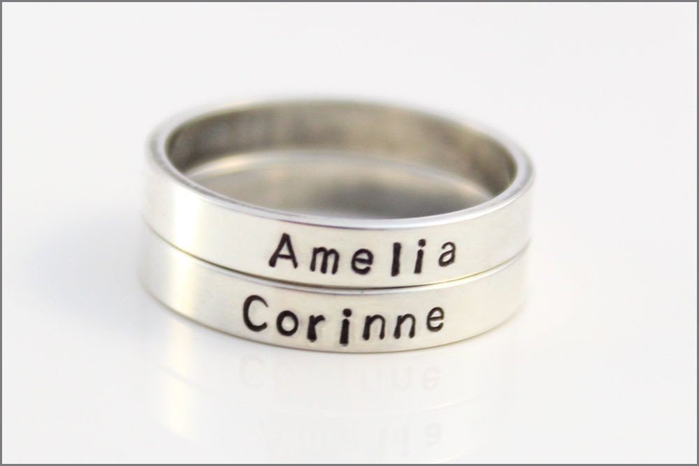 Personalisierte Sterling Silber Stapelring Hand Gestempelt Namen Ring von akaoriginals