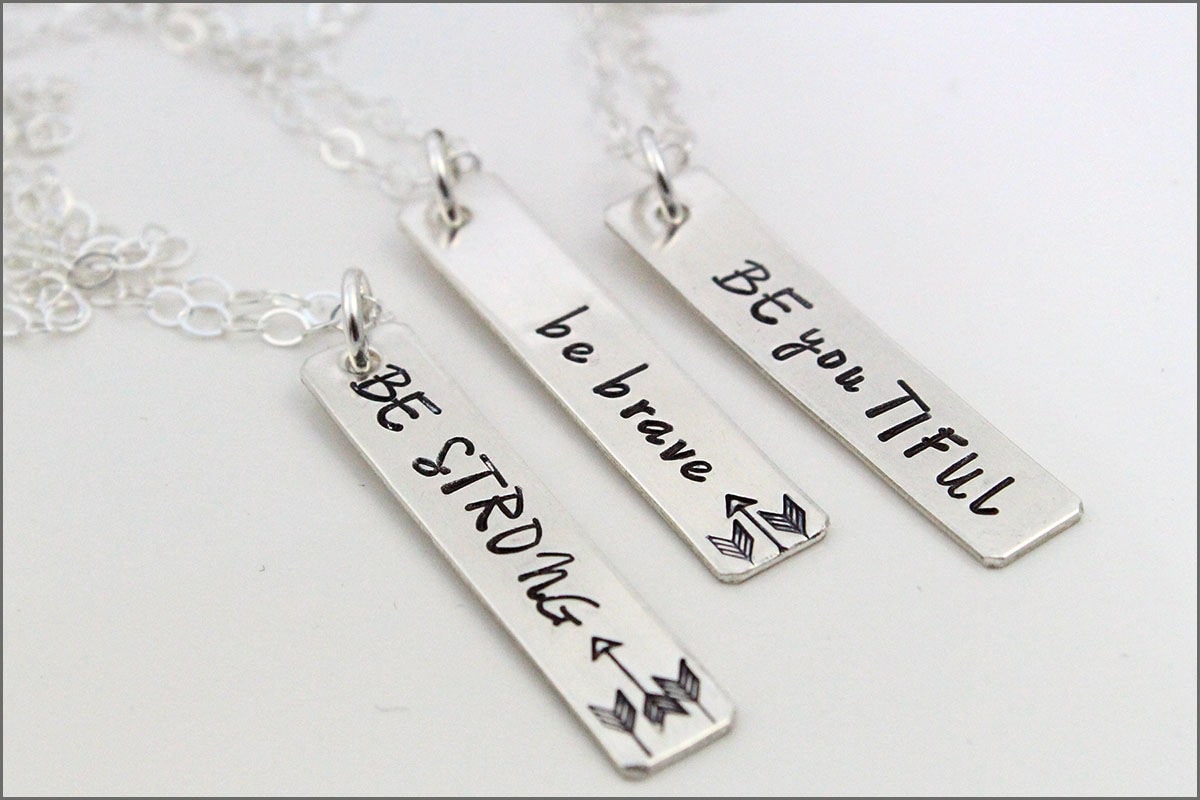 Personalisierte Sterling Silber Vertikale Bar Halskette Inspirational Tag von akaoriginals
