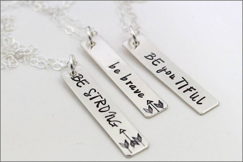 Personalisierte Sterling Silber Vertikale Bar Halskette Inspirational Tag von akaoriginals