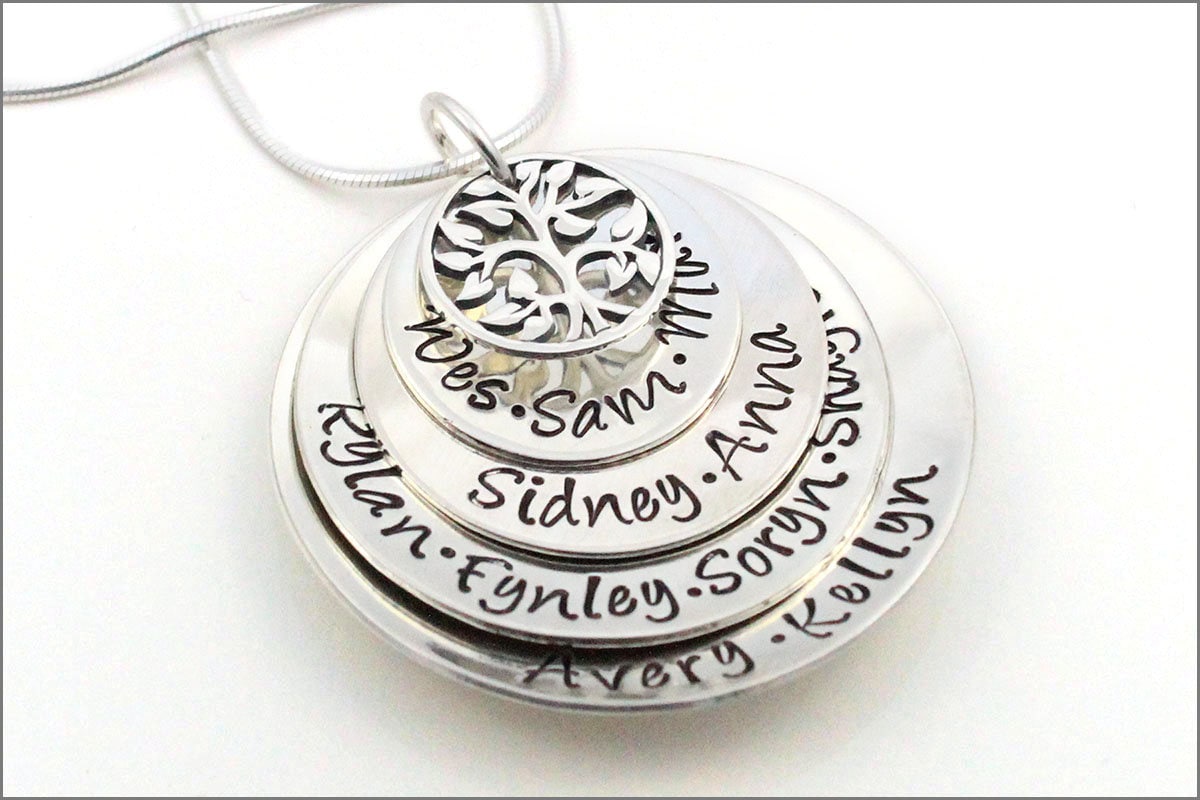 Personalisierte Sterling Silber Baum Des Lebens Oma Halskette Gestapelte Name Discs von akaoriginals