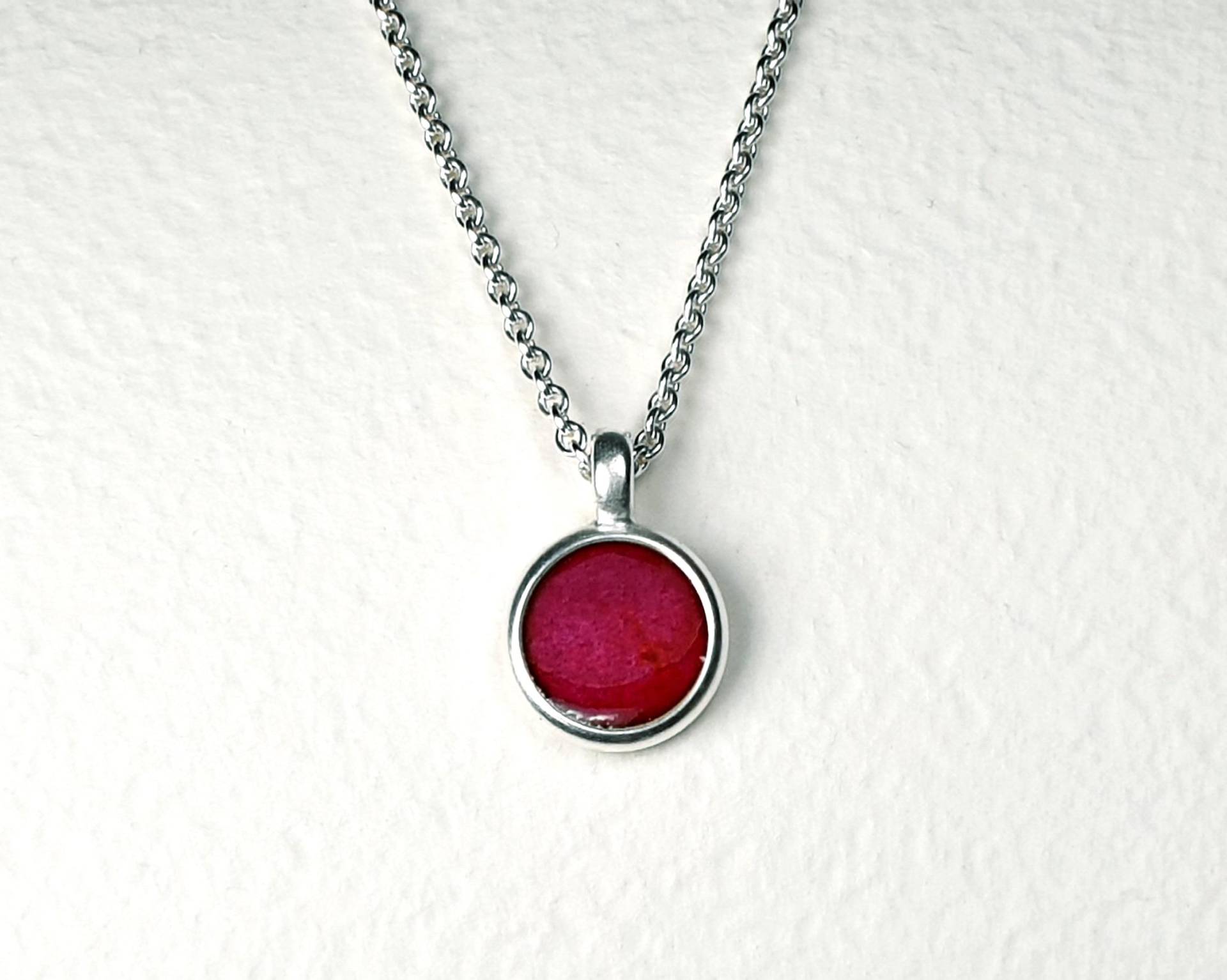 Emaille Anhänger Beerenrot Transparent Emailliert 925 Silber Mit Ankerkette Emailleschmuck von akashaaurum