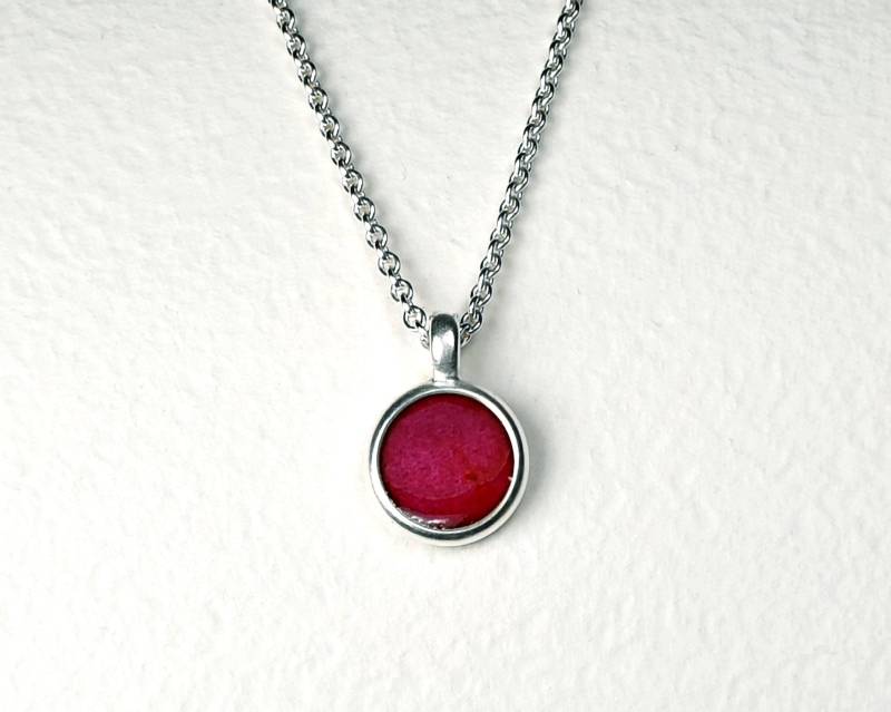 Emaille Anhänger Beerenrot Transparent Emailliert 925 Silber Mit Ankerkette Emailleschmuck von akashaaurum