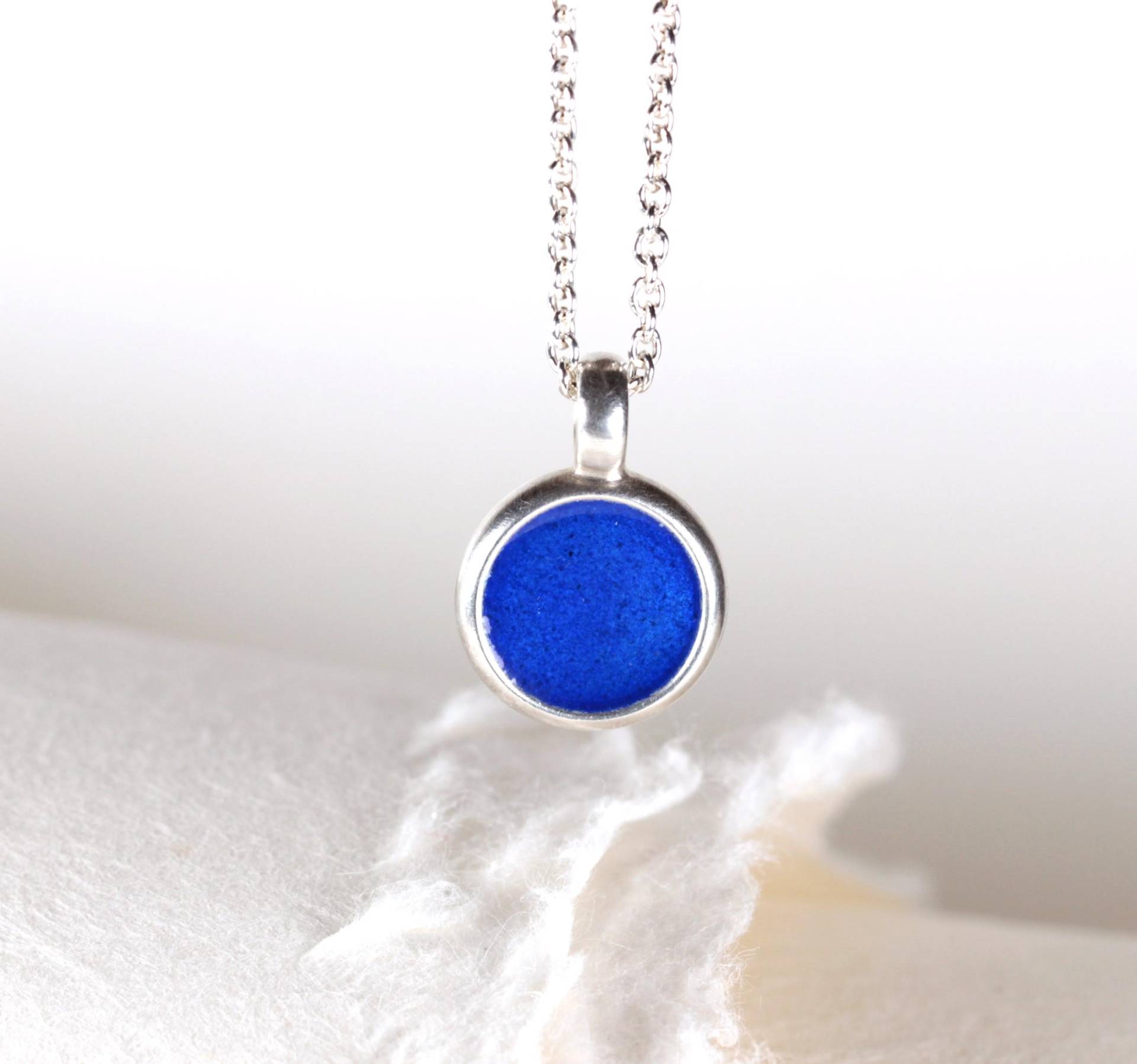 Emaille Anhänger Blau Transparent, 925 Silber Mit Ankerkettchen. Etwas Blaues von akashaaurum