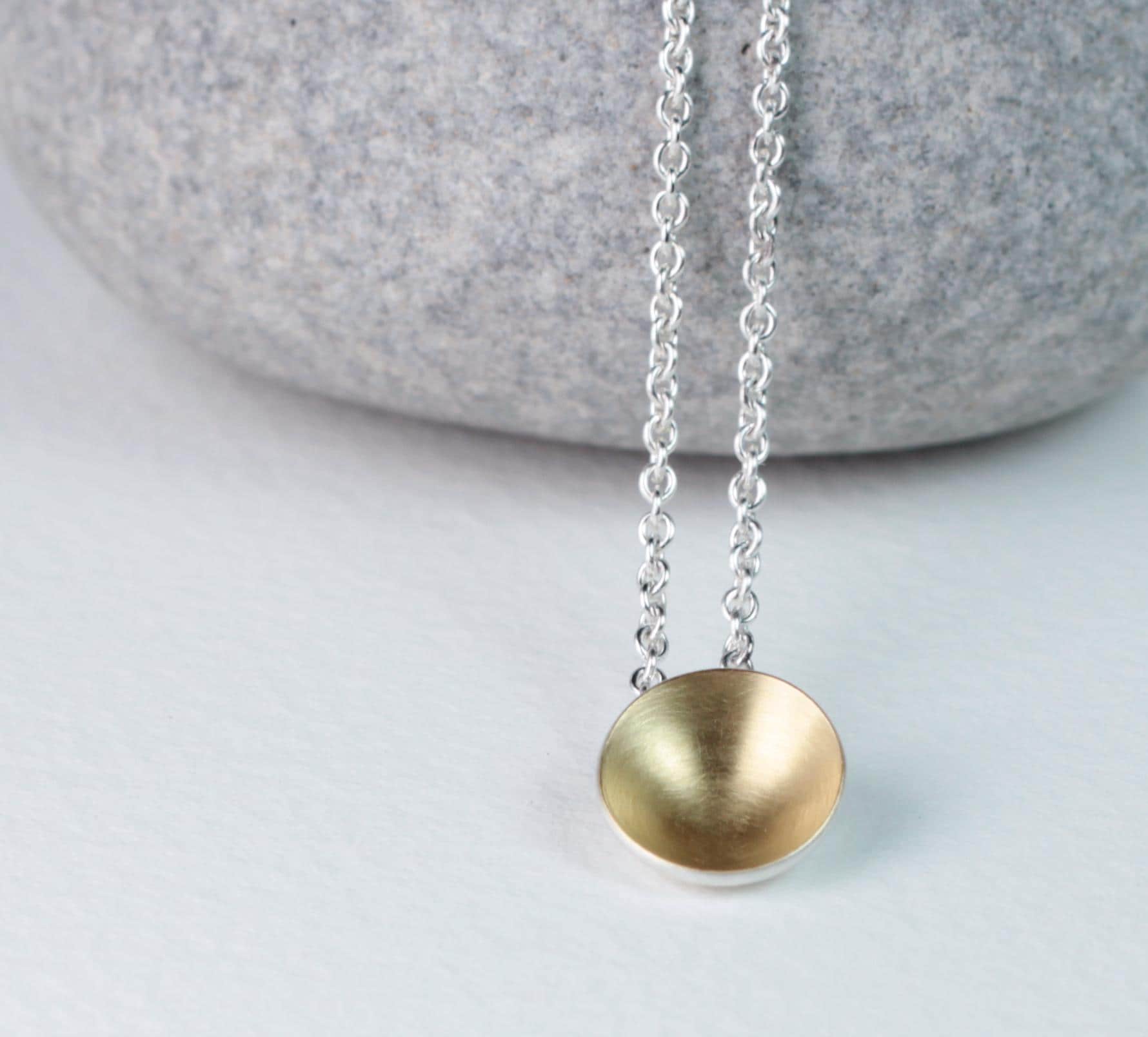 Schalen Anhänger Mit Konkaver Goldfläche, 925 Silber 750 Gold Kettchen, Goldener Schimmer, Ausgefallener Für Jeden Tag von akashaaurum