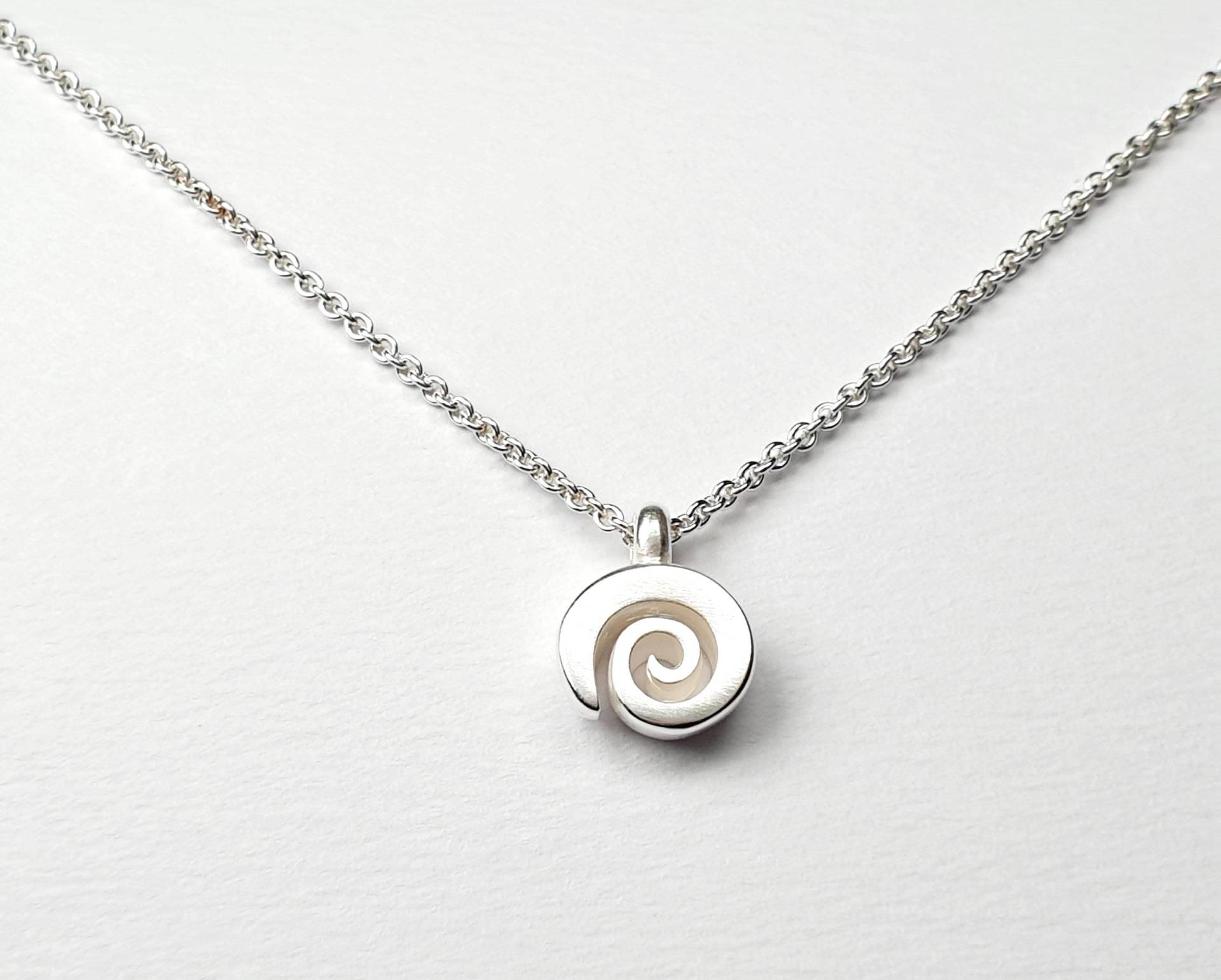 Spirale Schnecke Anhänger Klein Und Massiv, 925 Silber Mit Ankerkette von akashaaurum