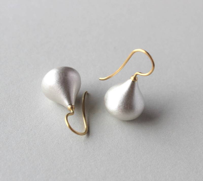 Tropfen Ohrhänger Feinsilber 750 Gold Bügel, Kleine Variante, Silber Hohl Gearbeitet Tropfen Ohrhänger Feinsilber 750 Gold Bügel, Kleine Variante, Silber Hohl Gearbeitet von akashaaurum