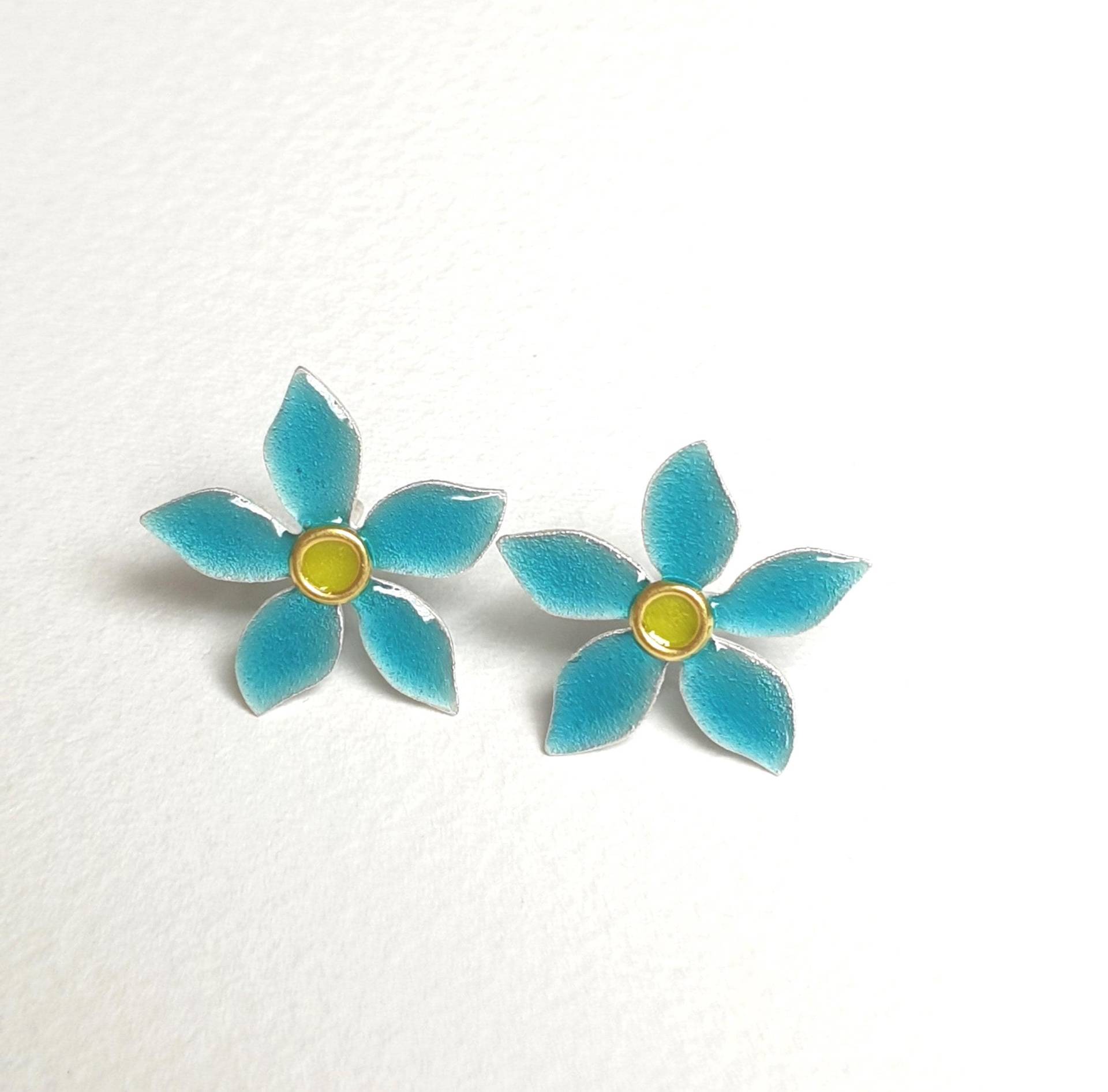 Türkis Emaillierte Silberohrstecker, Blütenstecker Emaille, Hibiskus, Transparent Und Gelbe Mitte Mit Goldöse Aus 900 Gold von akashaaurum