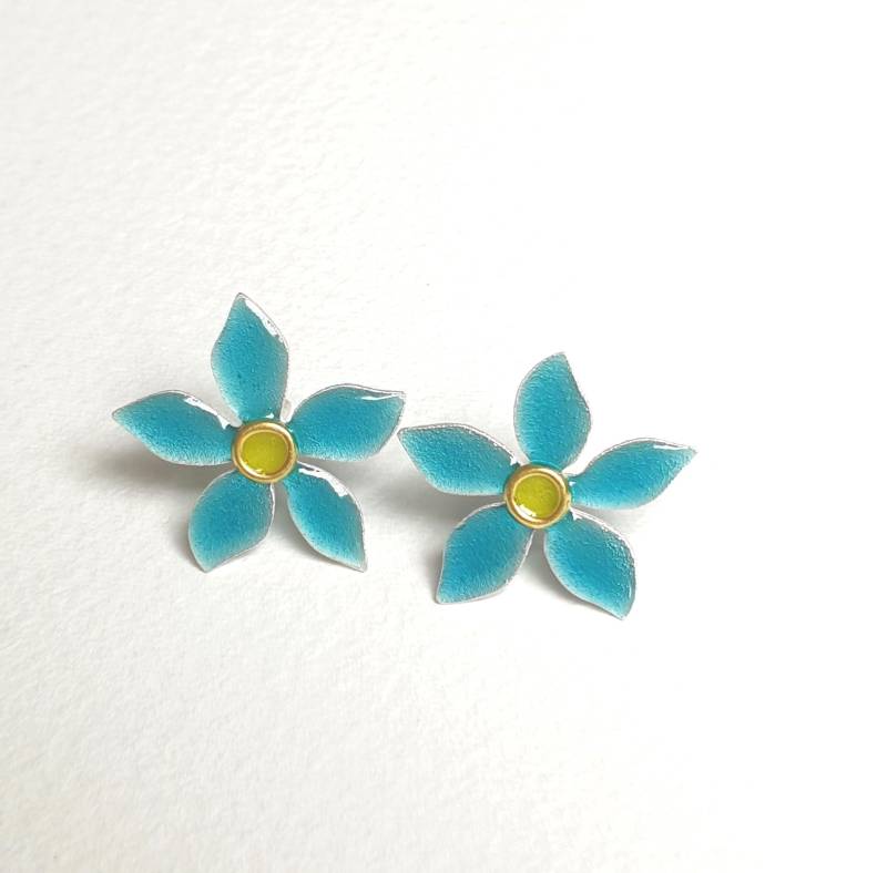 Türkis Emaillierte Silberohrstecker, Blütenstecker Emaille, Hibiskus, Transparent Und Gelbe Mitte Mit Goldöse Aus 900 Gold von akashaaurum