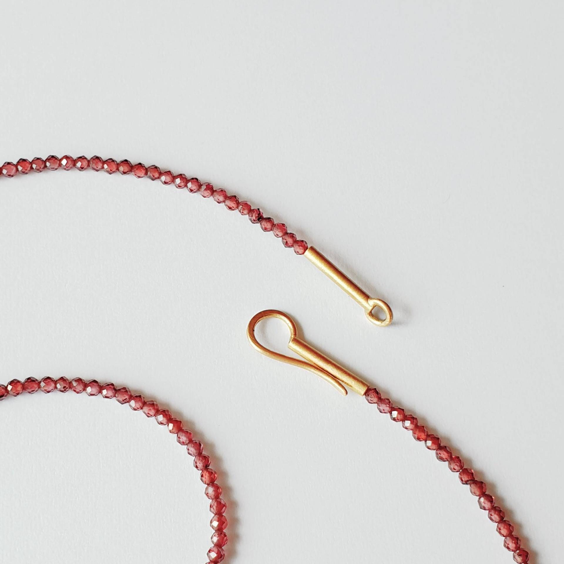 Zarte Rhodolith Kette Mit Handgemachter 750 Gold Schliesse, Goldschmiedearbeit von akashaaurum