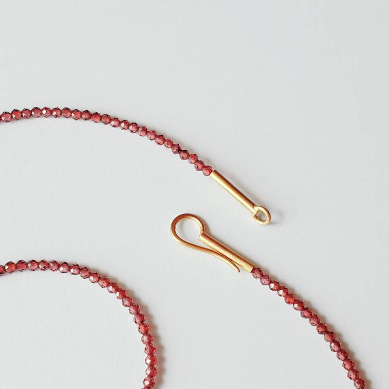 Zarte Rhodolith Kette Mit Handgemachter 750 Gold Schliesse, Goldschmiedearbeit von akashaaurum