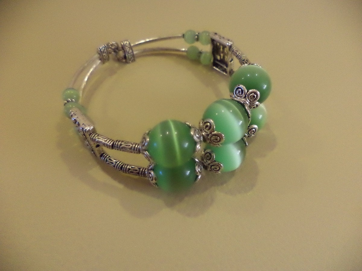 Handgemachte Perlen Grün Katzenauge Multi Strang Silber Armband Handgemachte Perlen Grün Katzenauge Multi Strang Silber Armband von akimova7771