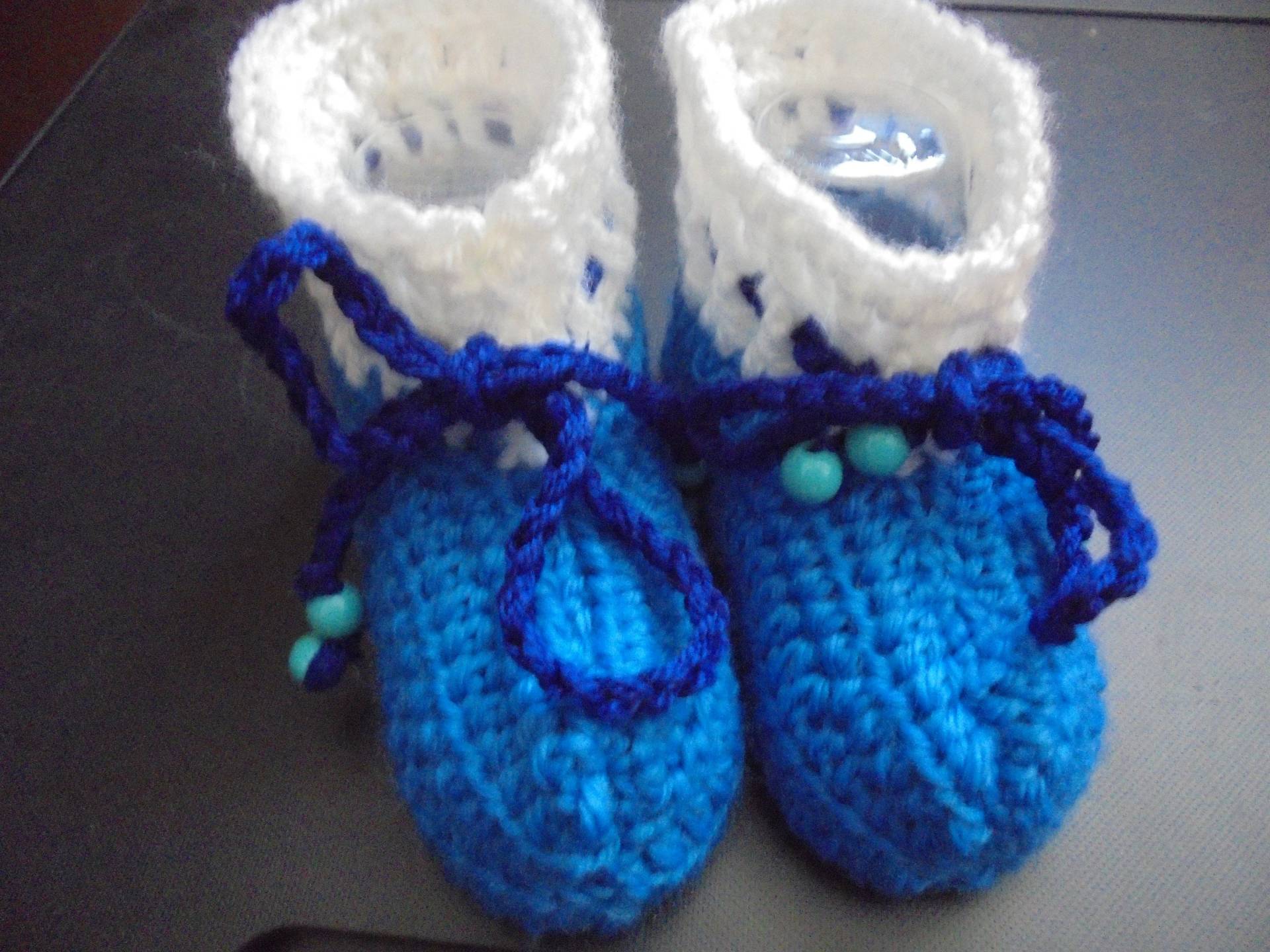 Babyschuhe Gehäkelt/Handgefertigt Aus Weichem Garn Ca 0-3 Monate in Blau/Weiss Mit Blauer Kordel Holzperlen Babyschuhe Gehäkelt/Handgefertigt Aus Weichem Garn Ca 0-3 Monate in Blau/Weiss Mit Blauer Kordel Holzperlen von akkisflinkemasche