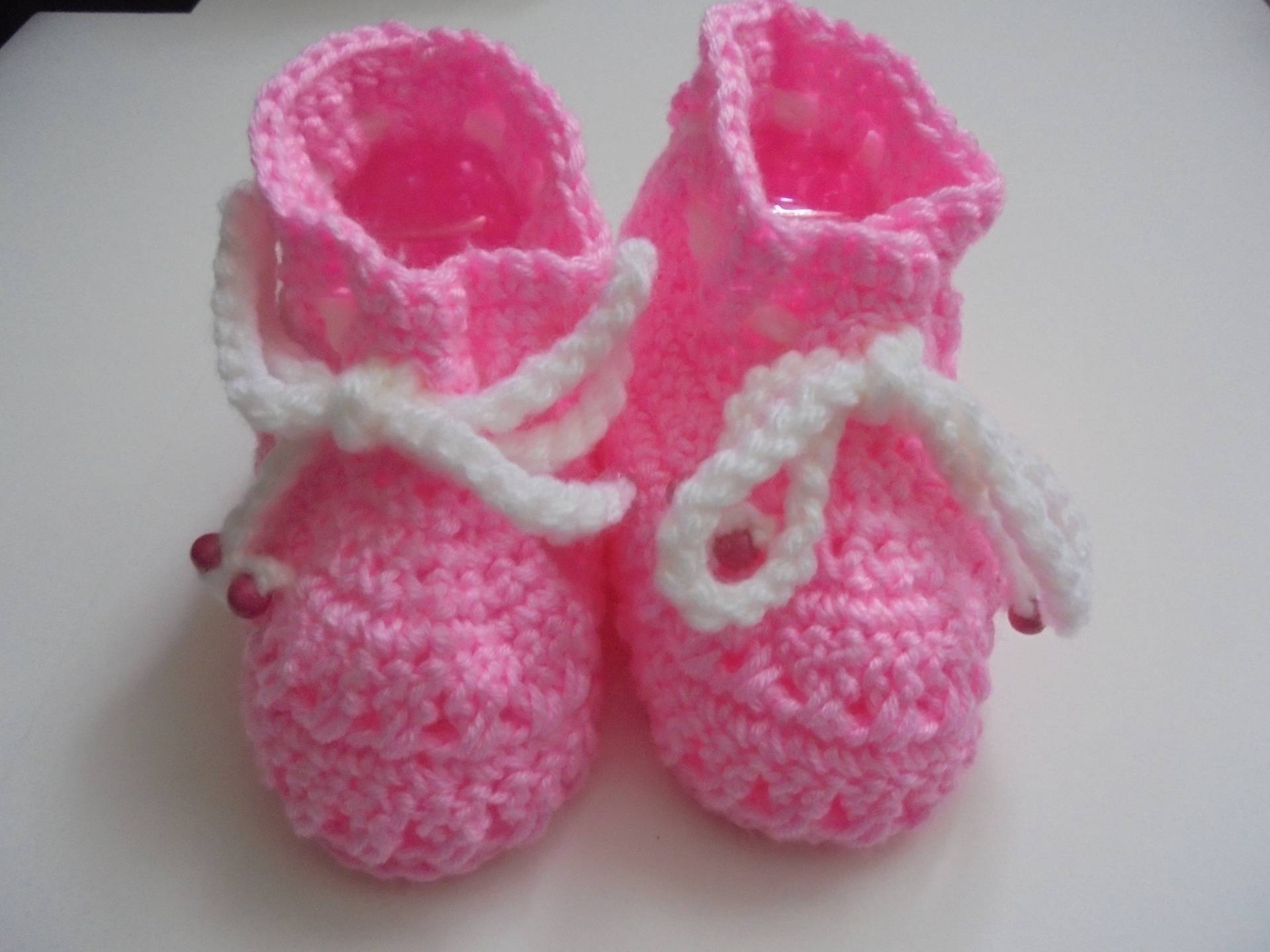 Babyschuhe Gehäkelt/Handgefertigt Aus Weichem Garn Ca 0-3 Monate in Rosa Mit Weisser Häkelkordel Holzperlen Babyschuhe Gehäkelt/Handgefertigt Aus Weichem Garn Ca 0-3 Monate in Rosa Mit Weisser Häkelkordel Holzperlen von akkisflinkemasche